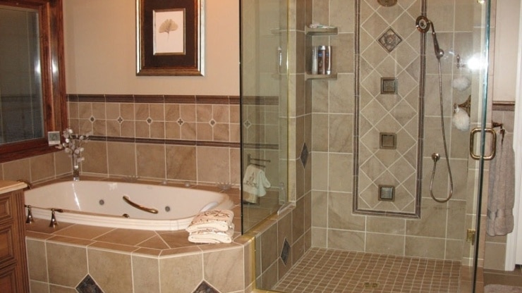 Full Bathroom 10