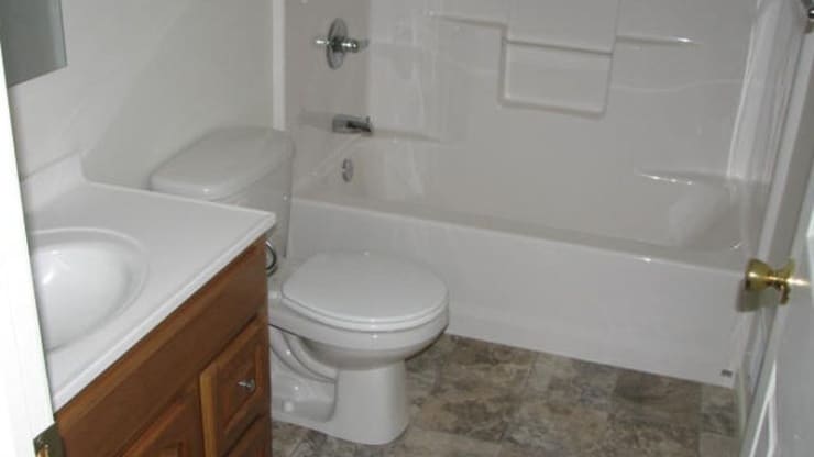 Full Bathroom 11