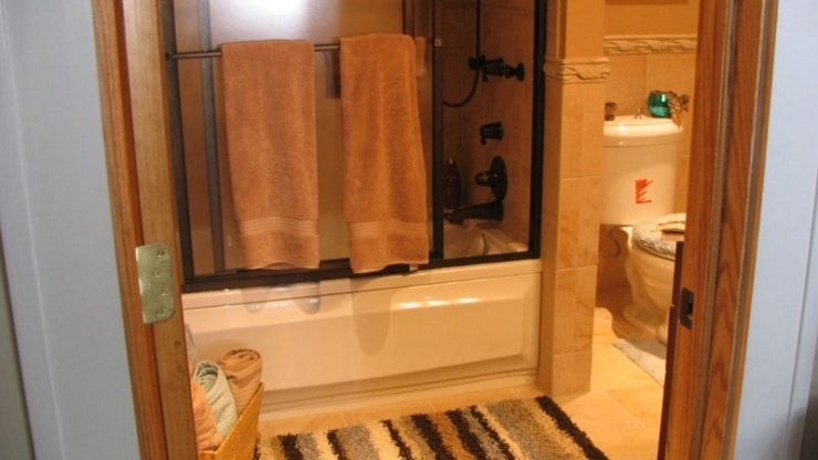 Full Bathroom 14