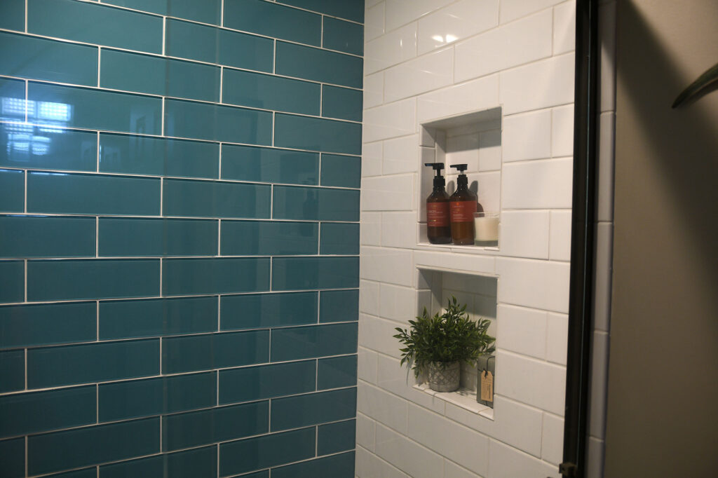 shower with tiled niche