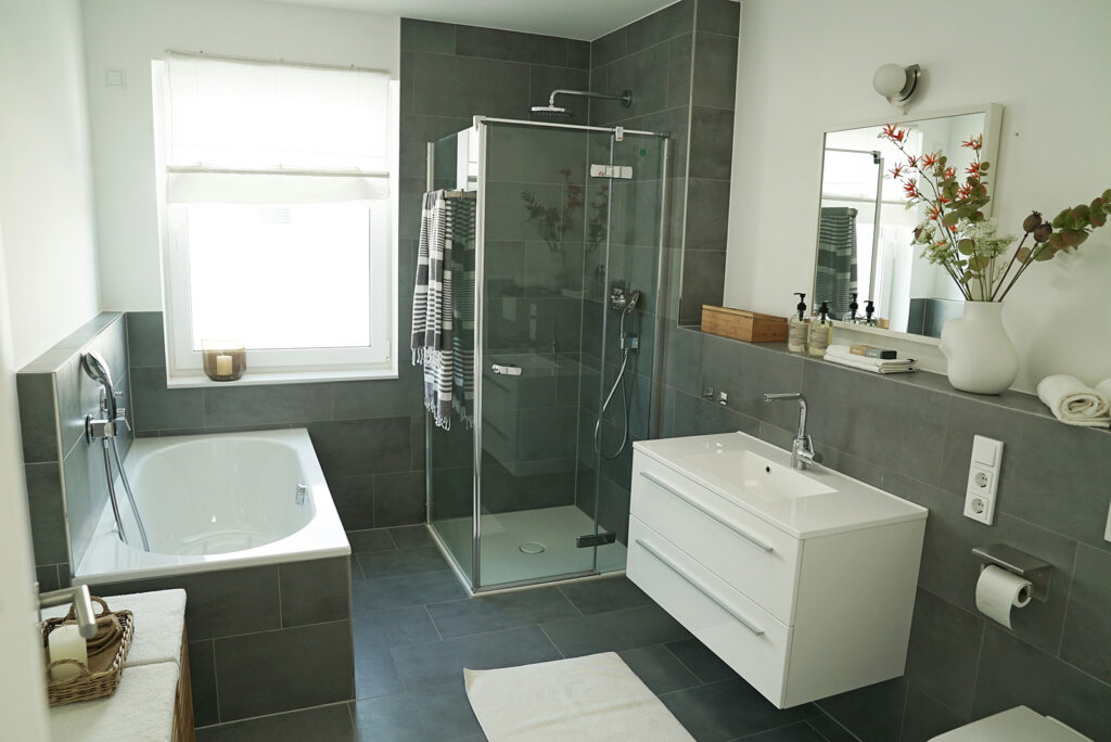 beautifully tiled full bathroom